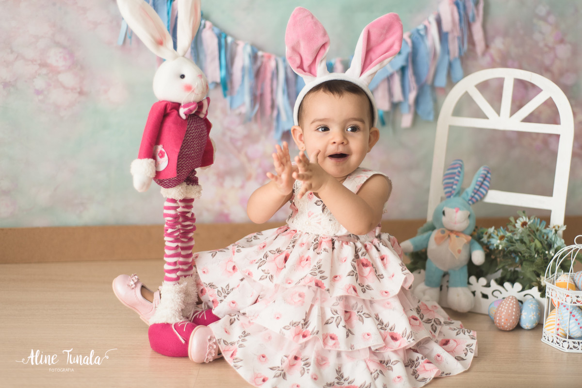 Mini sessões de páscoa que aconteceram em Cachoeiro de Itapemirim. Ensaios de páscoa com cenário temático com cenoura, ovinhos e coelhos