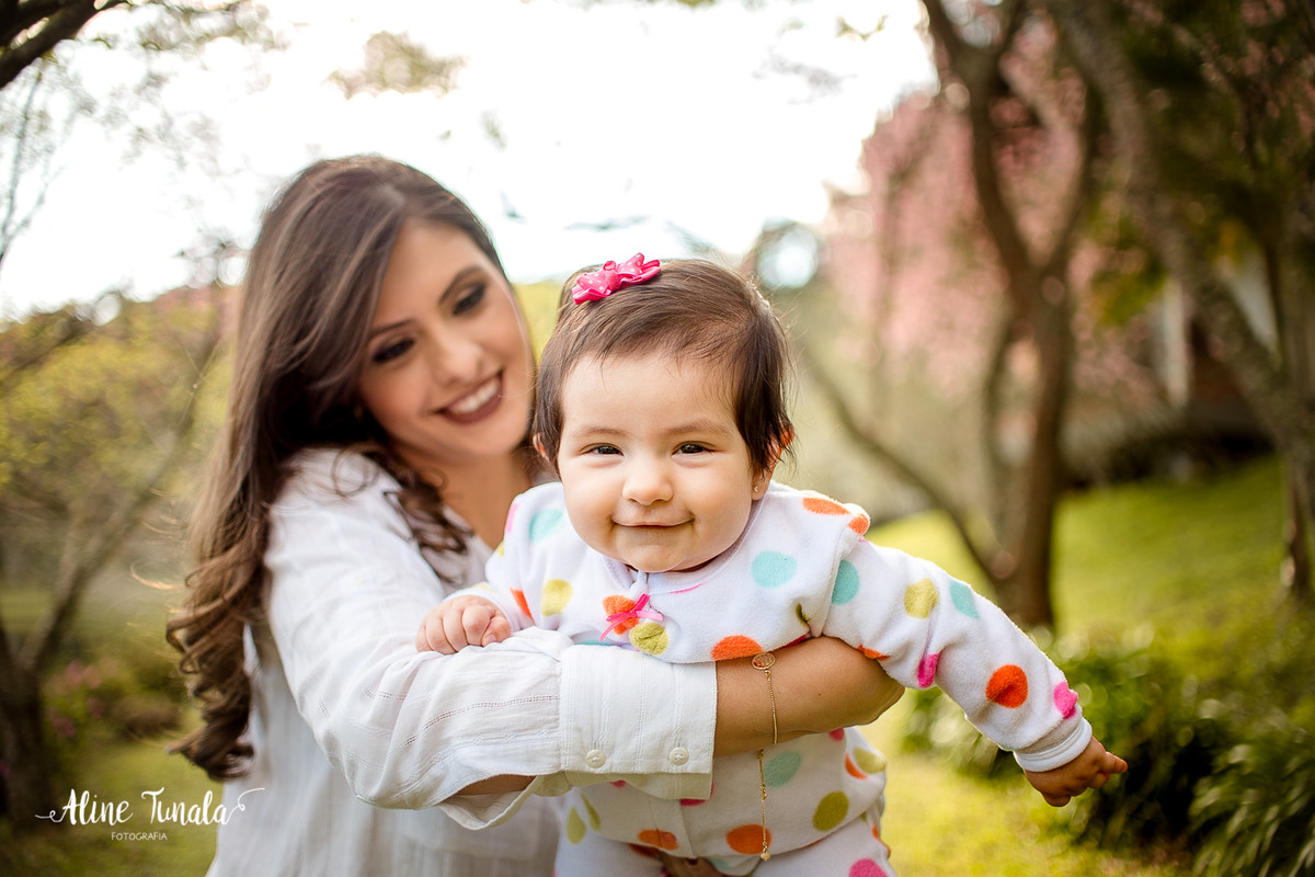 ensiao externo de 4 meses da beatriz junto com sua mãe no meio das cerejeiras floridas