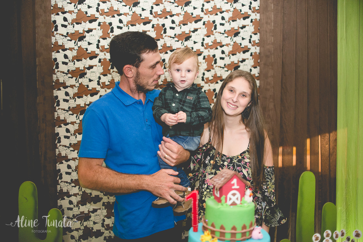 aniversário infantil de 1 aninho do Mario Henrique que aconteceu em fruteiras nova, Vargem Alta, ES. Festa com tema fazendinha com decoraçaõ de Jovana Donna.