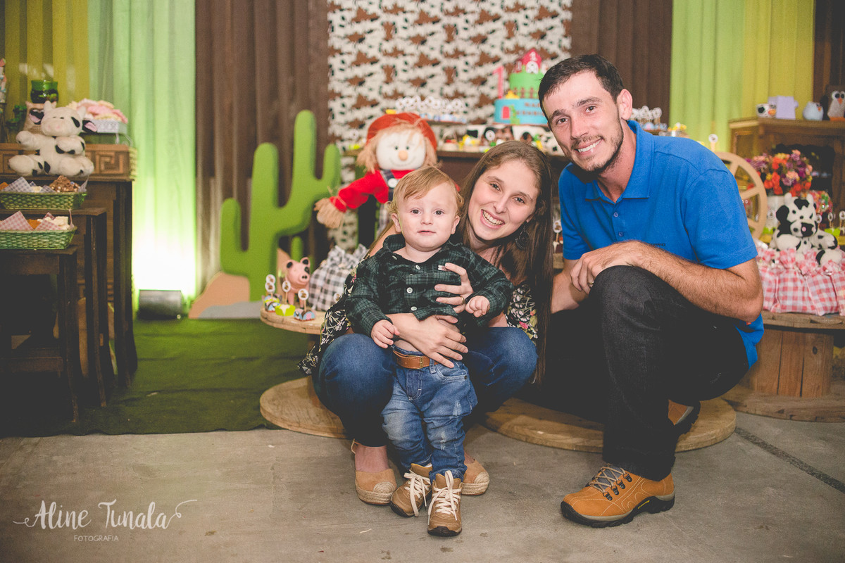 aniversário infantil de 1 aninho do Mario Henrique que aconteceu em fruteiras nova, Vargem Alta, ES. Festa com tema fazendinha com decoraçaõ de Jovana Donna.