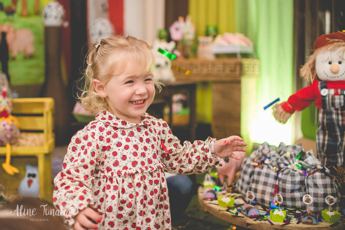 aniversário infantil de 1 aninho do Mario Henrique que aconteceu em fruteiras nova, Vargem Alta, ES. Festa com tema fazendinha com decoraçaõ de Jovana Donna.