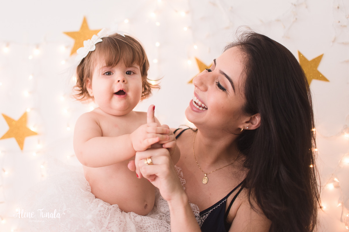 mamãe e bebê, Sessão Smash the Cake, cake smash, para comemorar 1 ano, 1 aninho, Balões, estrelas, luzes natal, bebê 1 ano, 1 aninho, menina
