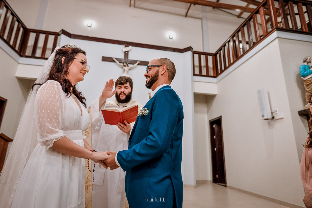 benção do padre no casal de noivos