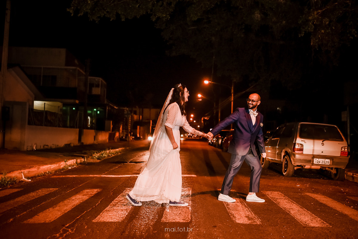 noivos na faixa de pedestre