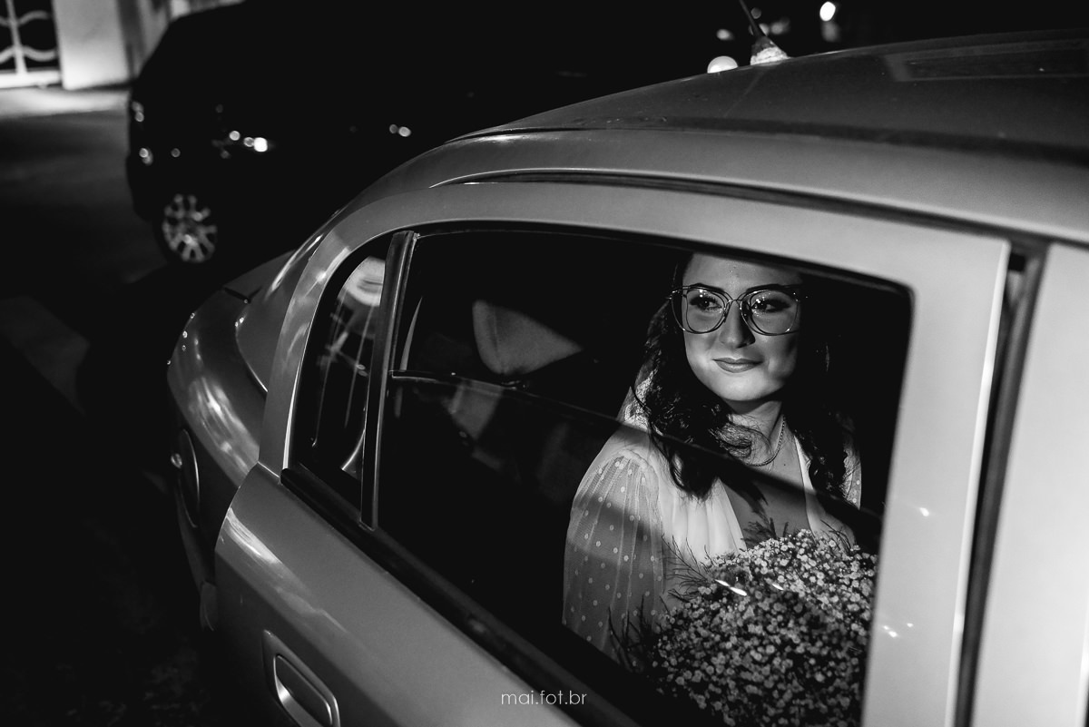 a espera da noiva no carro