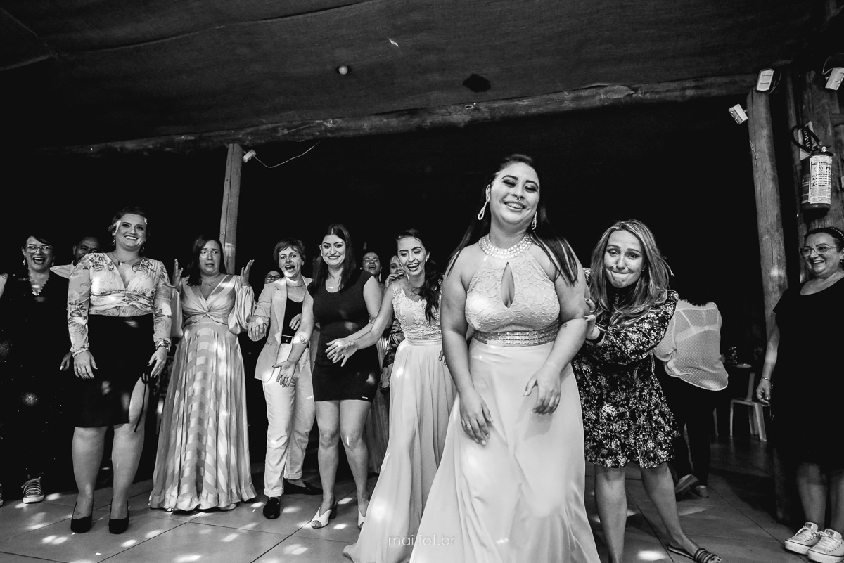 madrinhas pegando o buque