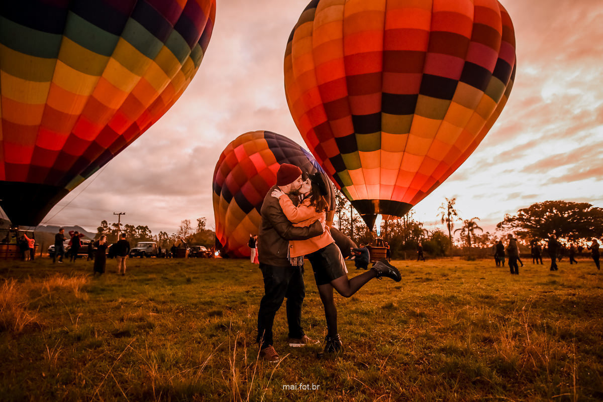 casal em voo de balão