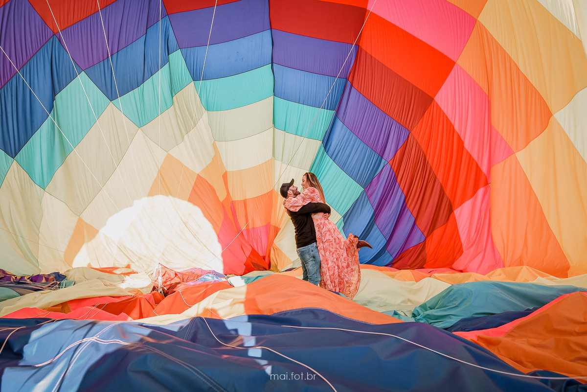 dentro da lona do balão de ar quente