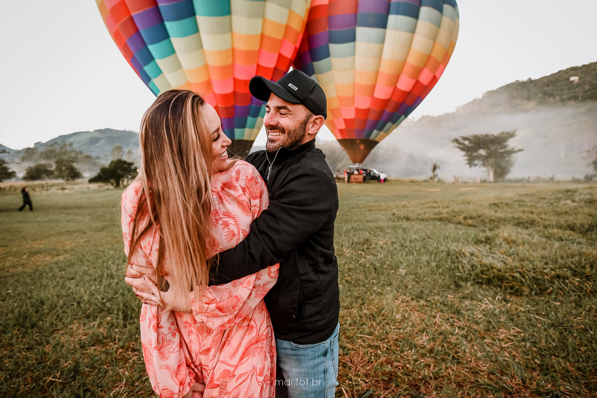 abraço de casal em ensaio fotografico