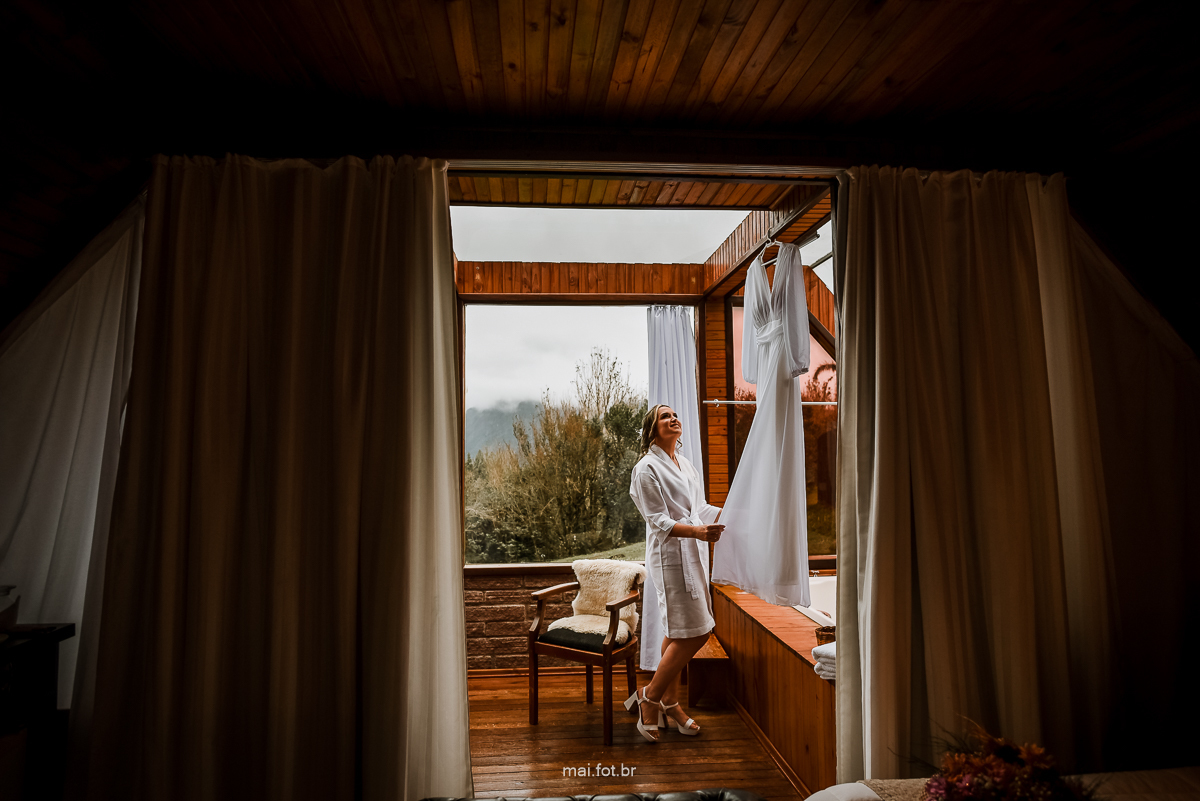 noiva olhando vestido