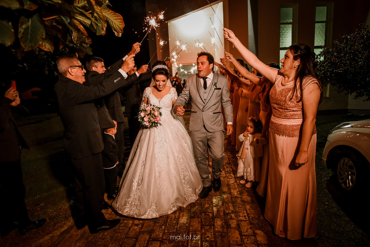 saida dos noivos com velas sparkles