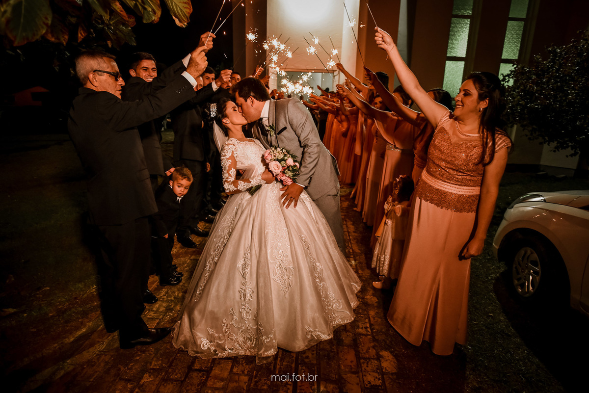 beijo na saida dos noivos