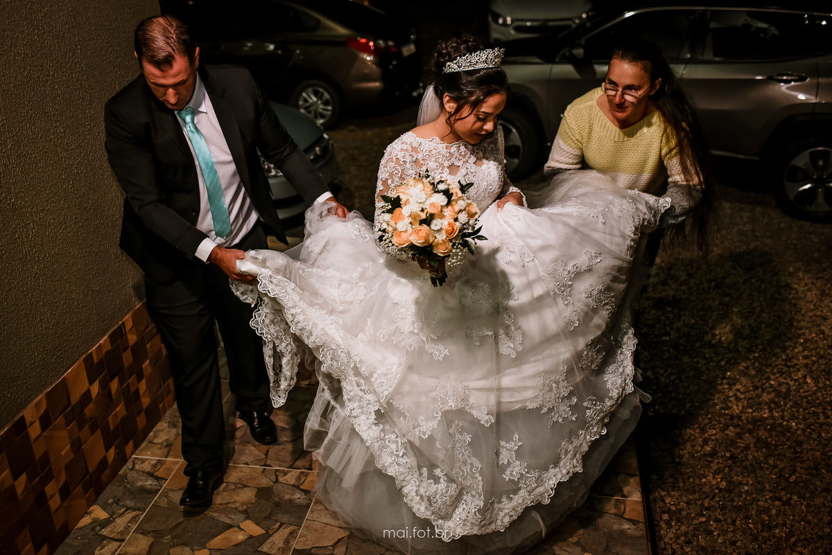 noiva chegando na igreja