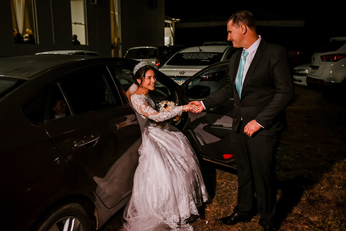noiva saindo do carro