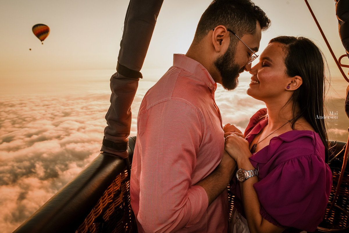 ultrapassando as nuvens  no voo de balão