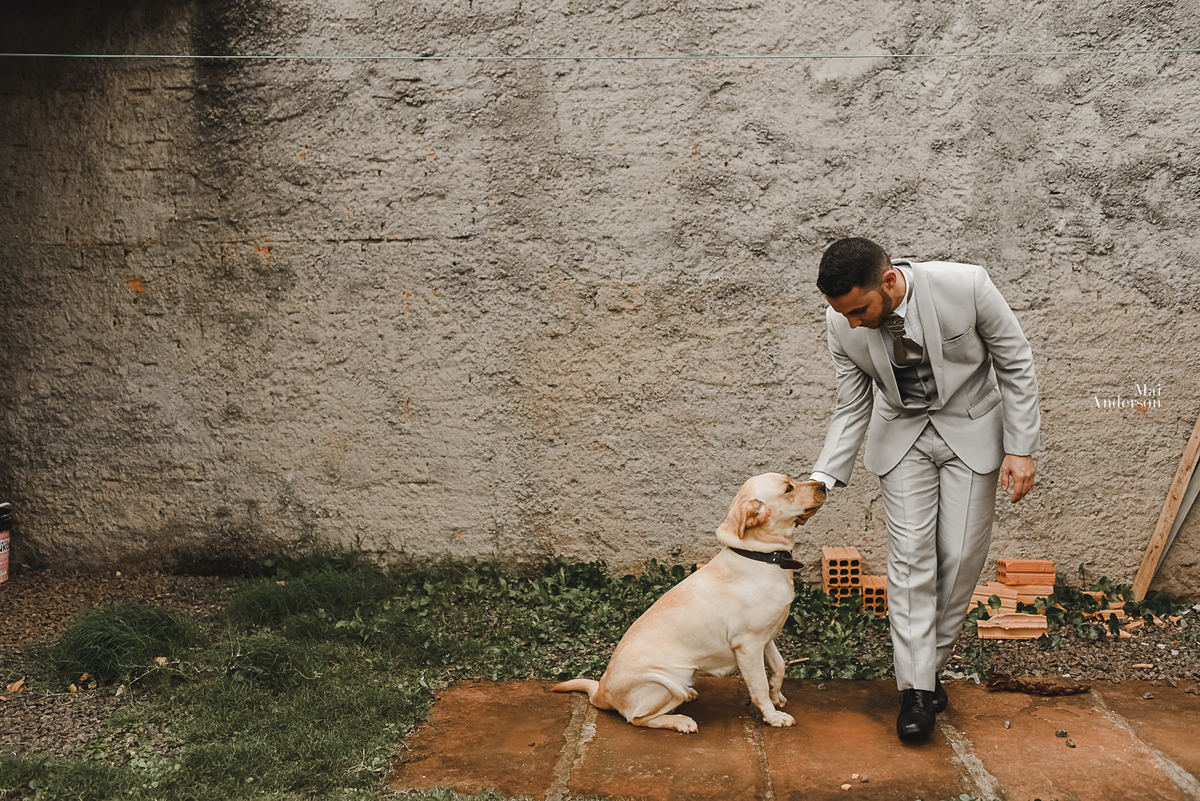 noivo com cachorro em casa