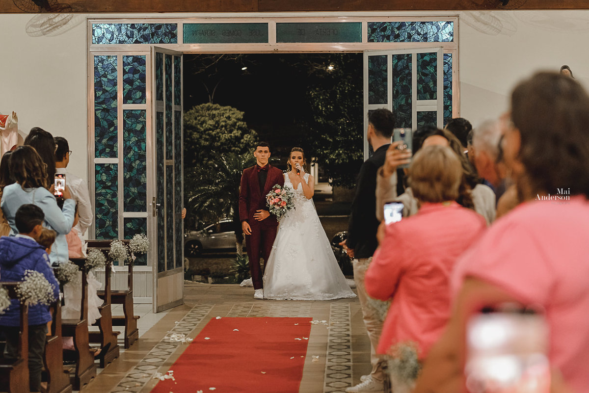 noiva cantando na entrada do casamento