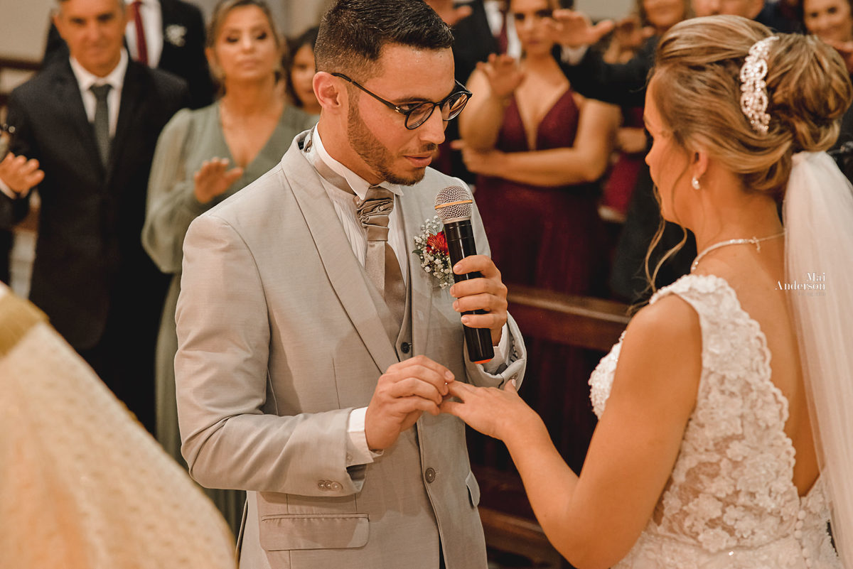 ela disse sim, noivo colocando a aliança na noiva