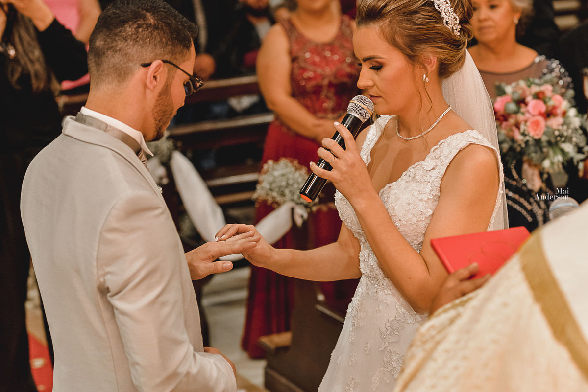 ele disse sim, noiva colocando a aliança no noivo