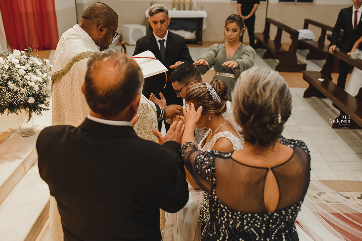 Pais abençoando casal