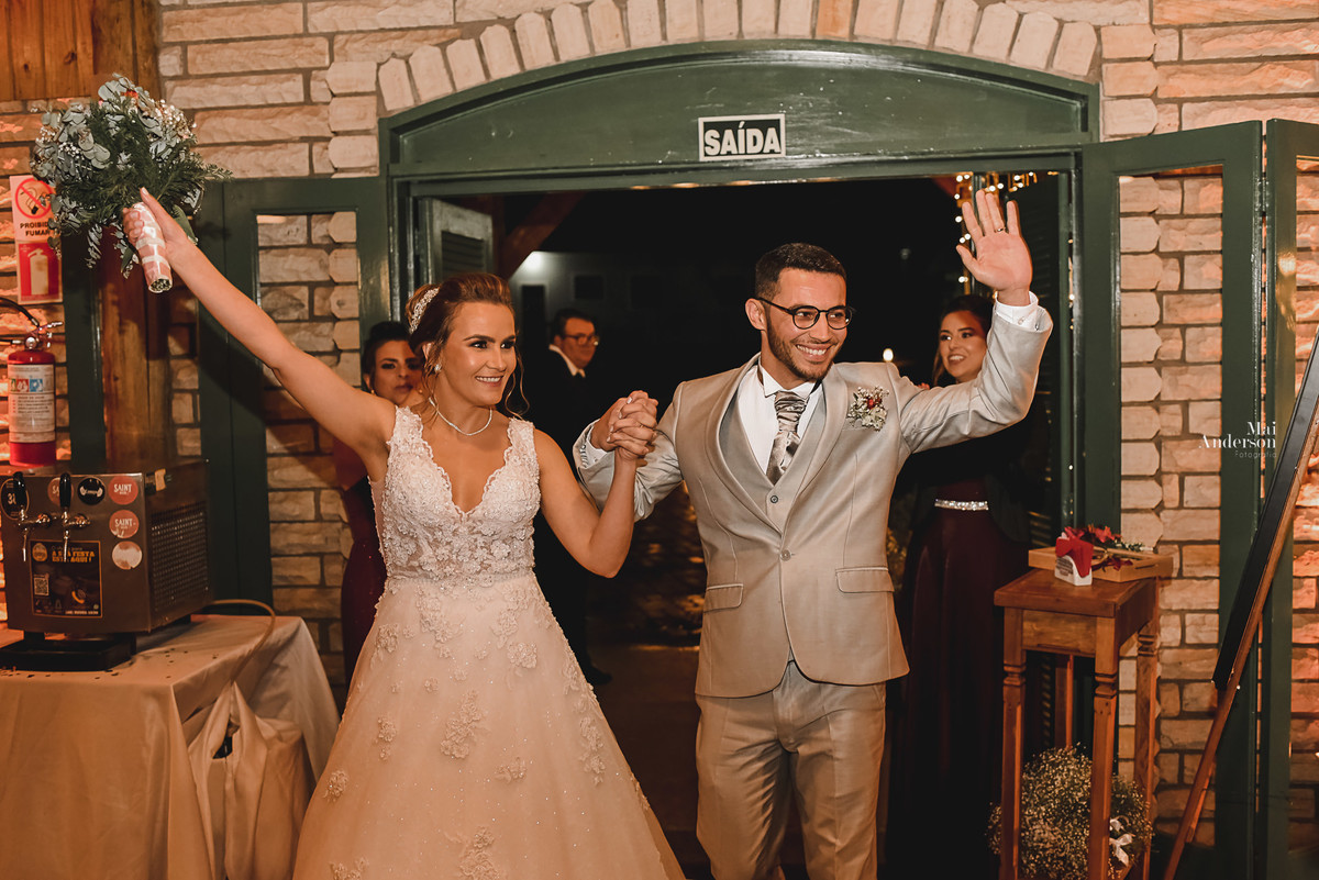 chegada dos noivos na festa