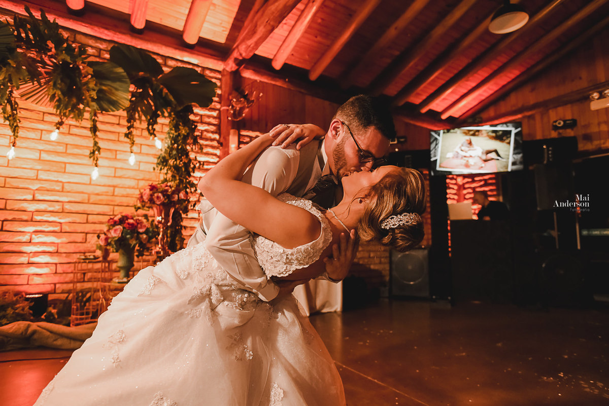 noivos dançando