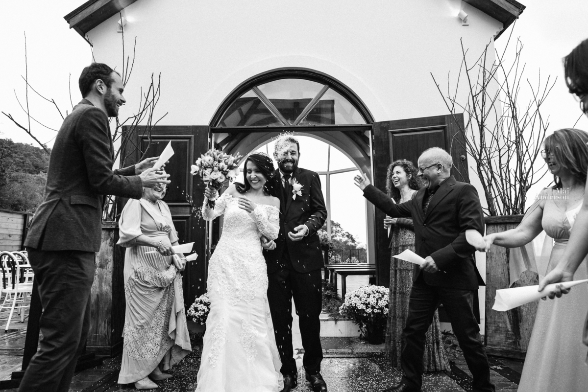 chuva de arroz em saida de casamento