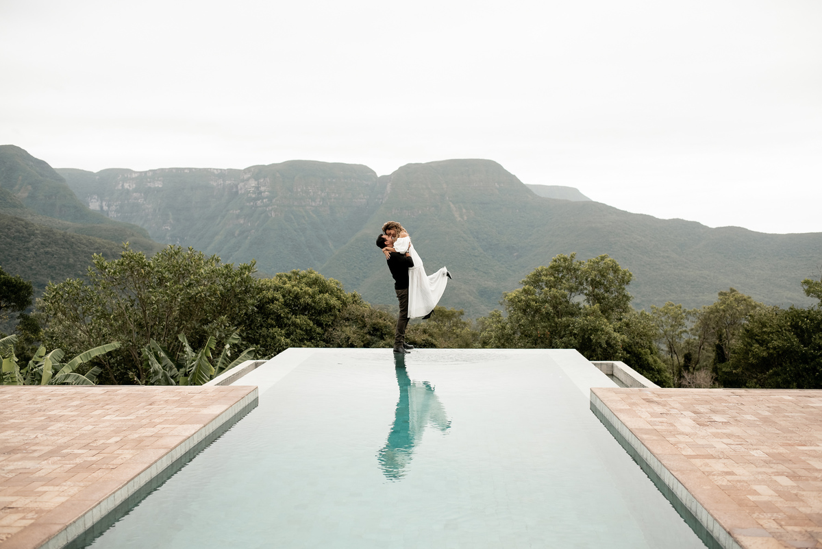 piscina borda infinita nos canyons em praia grande 