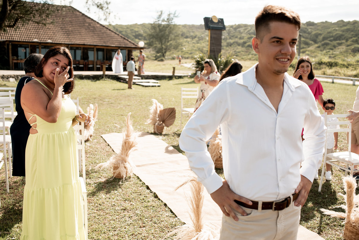 noiva chegando ao altar 