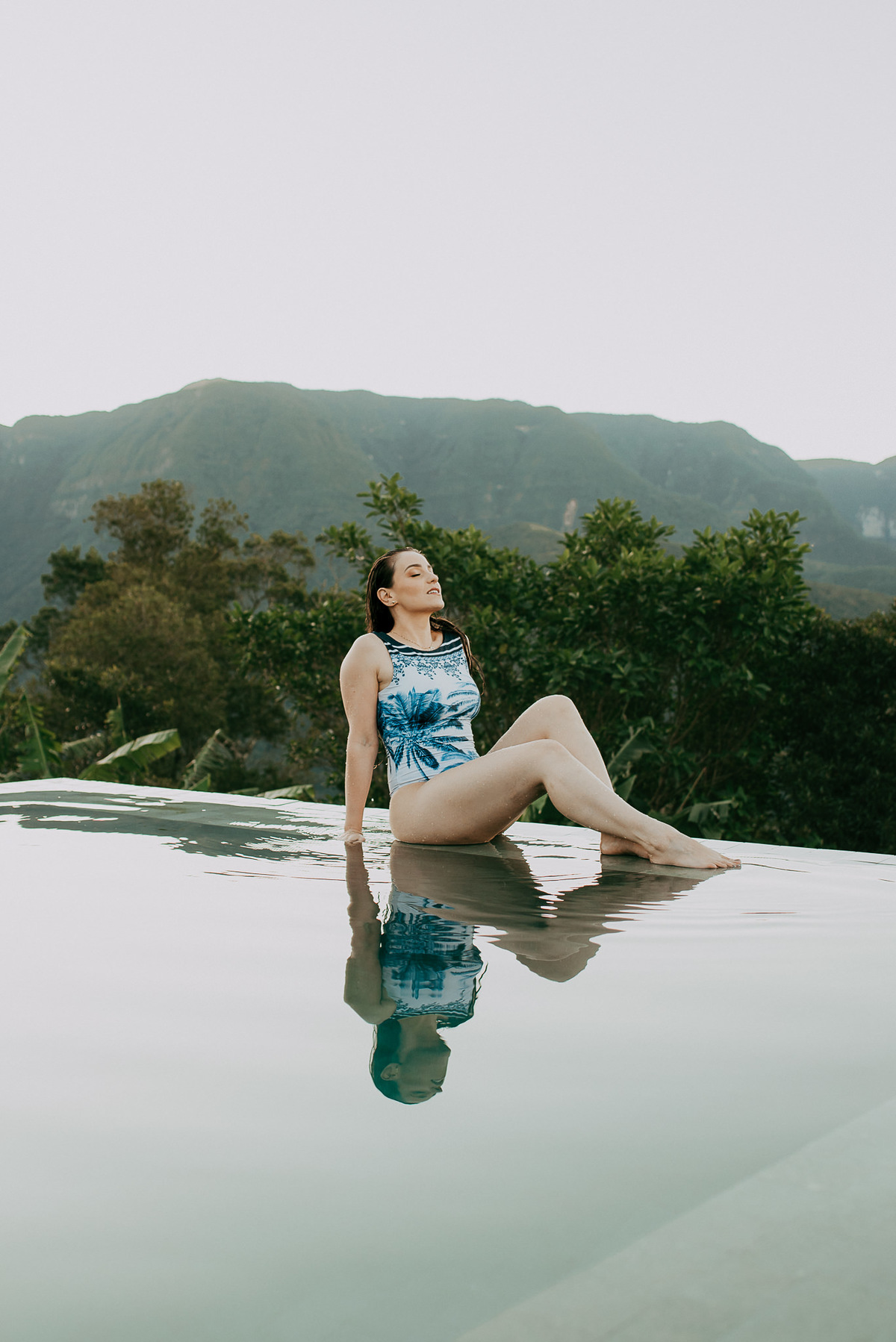 ensaio fotografico na pousada piscina borda inifnita , piscina aquecida , morada morada dos canyons, chalé 9 , ensaio fotografico feminino - fotografos em praia grande sc