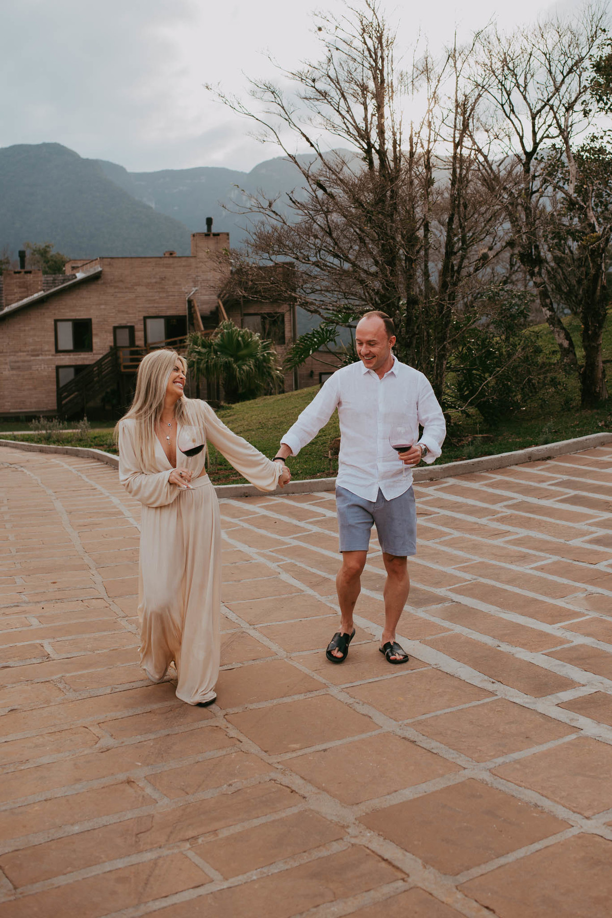 fotografia de casal caminhando