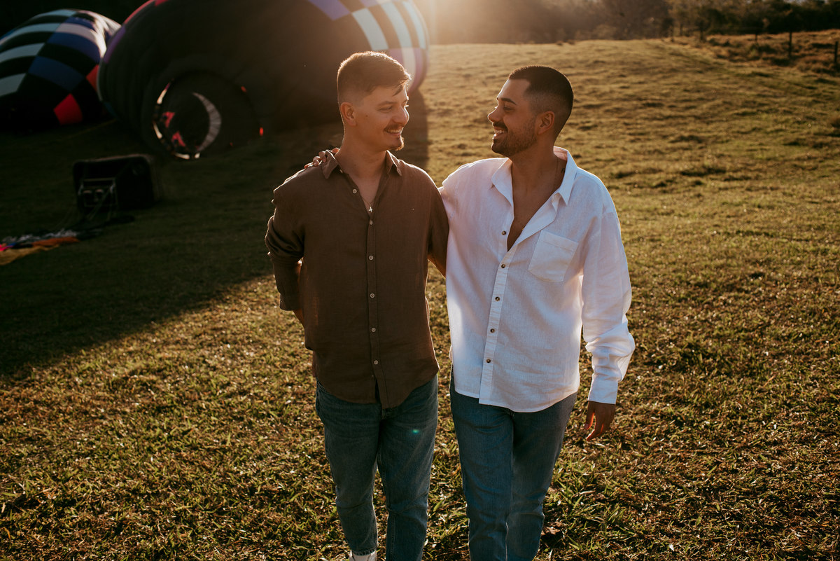 ensaio pre wedding casal lgbt em voo de balão