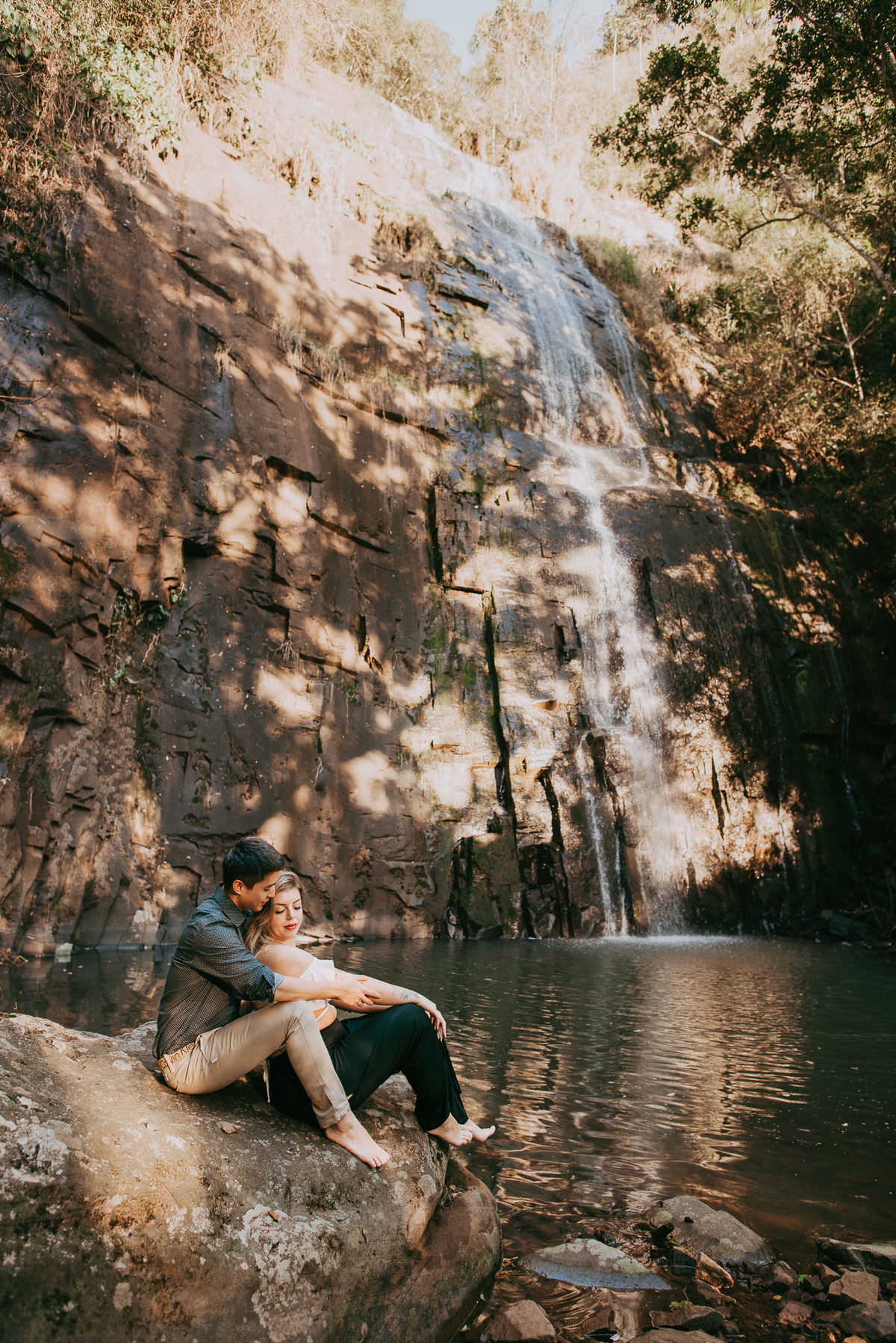 ensaio fotografico de casal na cascata , cascata da jovita praia grande sc