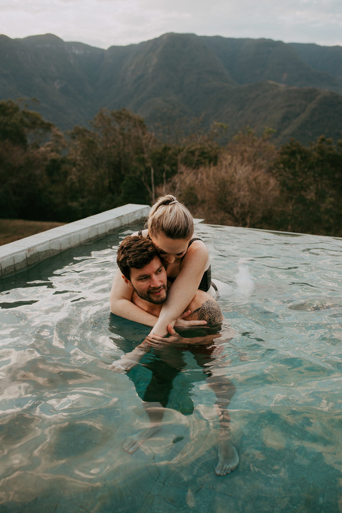 foto em piscina borda infinita, chalé 6 morada dos canyons praia grande sc
