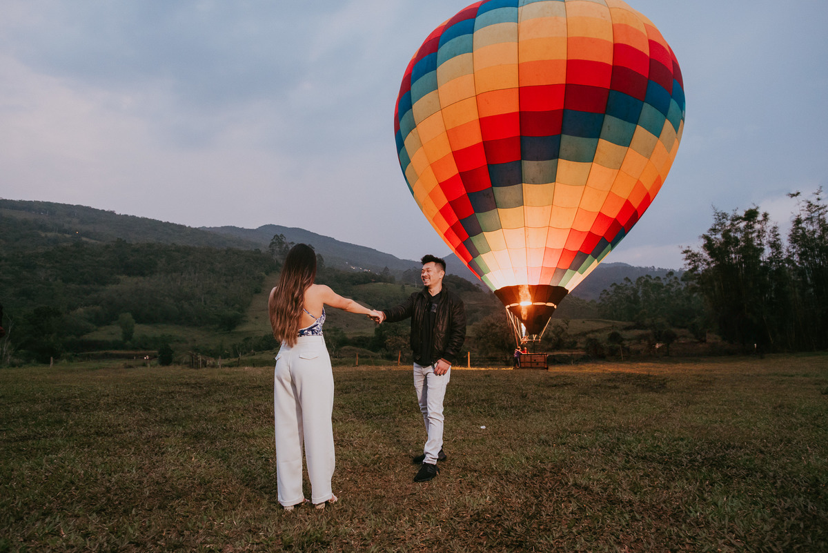 ensaio pre wedding com balões de ar quente