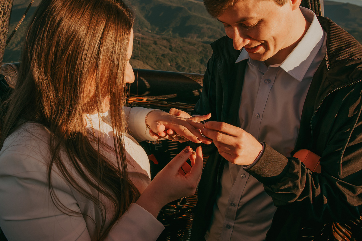 pedido de noivado surpresa em praia grande sc durante passeio de balão