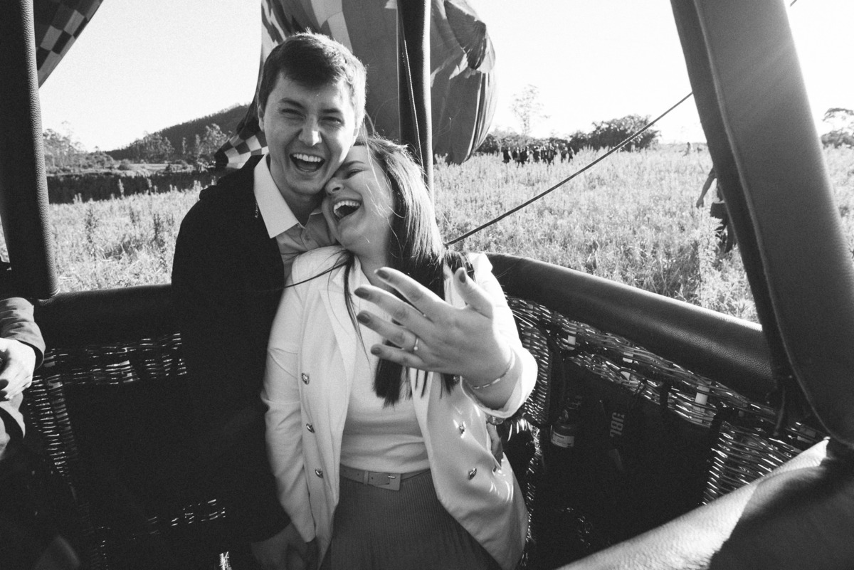 casal feliz após pedido de casamento em voo de balão em praia grande sc