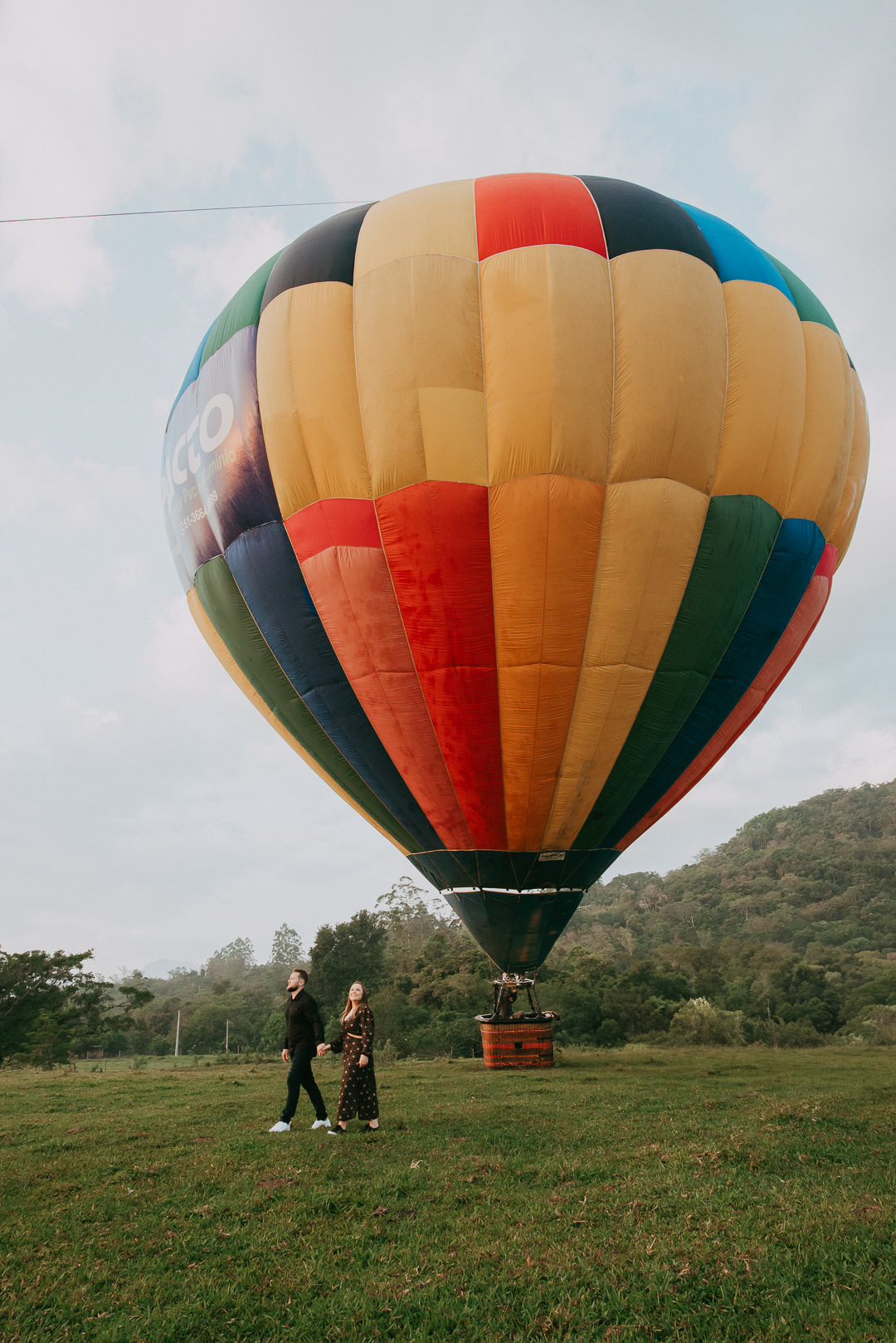 fotos de casais em voo de balão em praia grande sc
