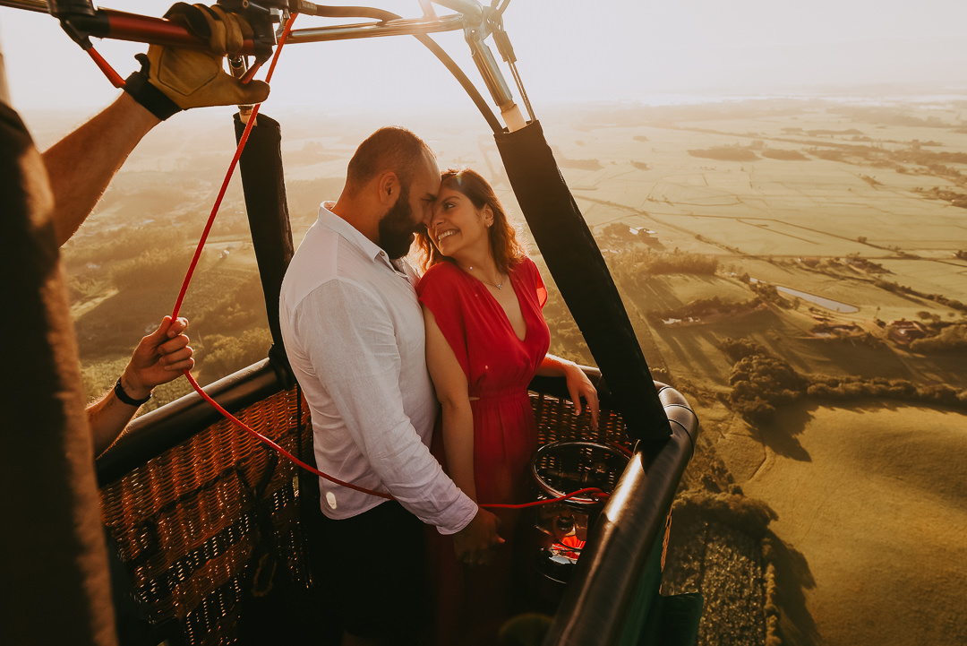 fotos de casal durante voo de balão no nascer do sol em praia grande SC 