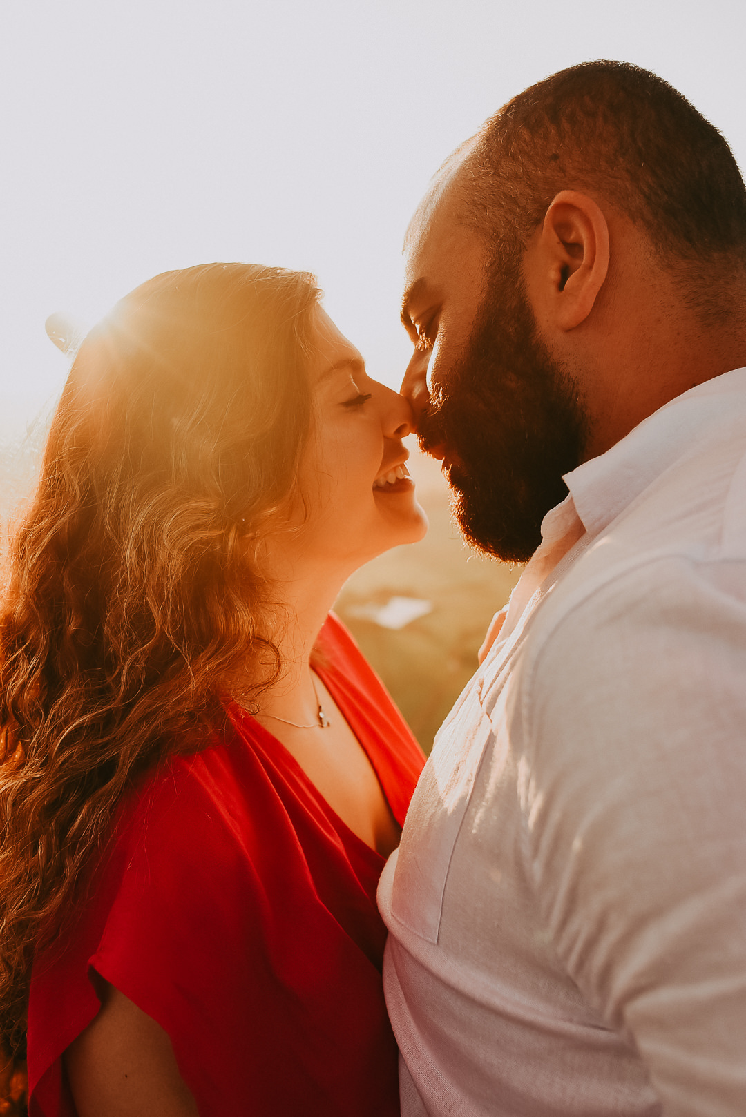 fotos de casal em viagem no nascer do sol