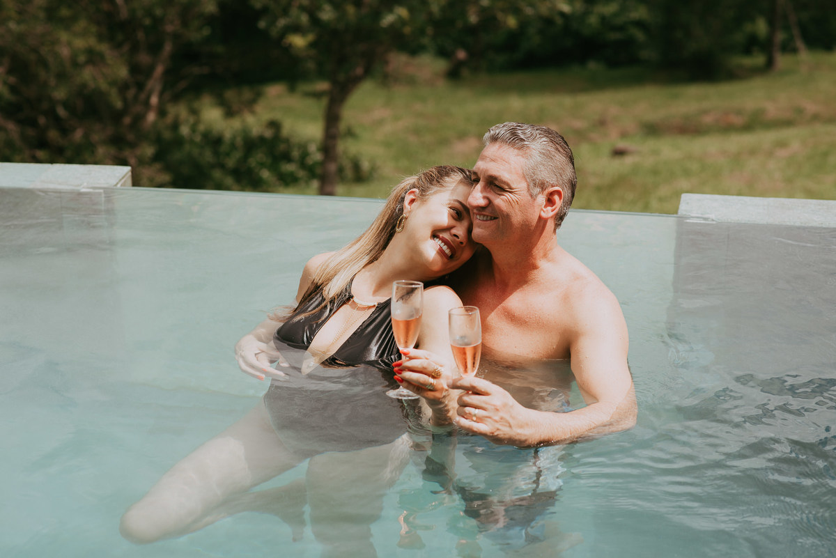 casal comemorando 25 anos de casados 