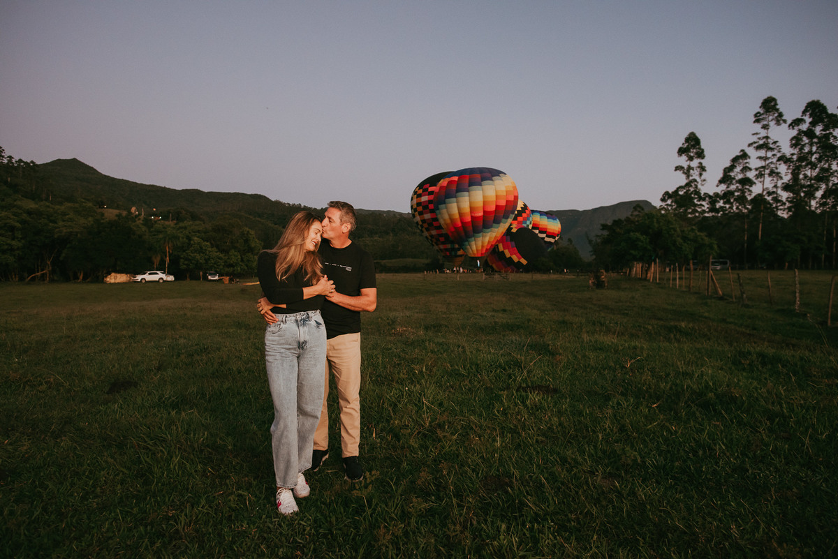 ensaio de casal na decolagem dos baloes de ar quente em praia grande sc