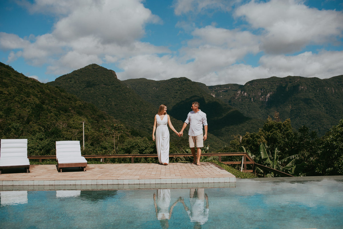 casal na piscina com borda infinita na morada dos canyons