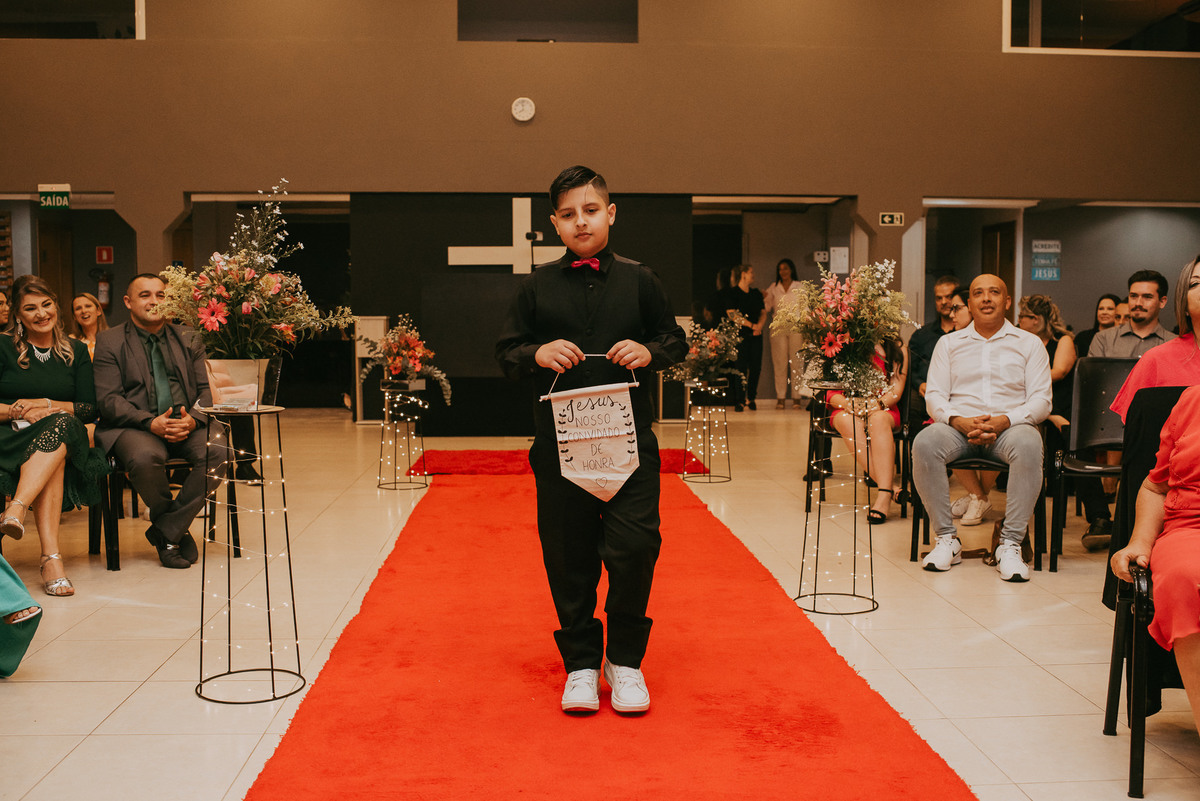 entrada dos noivinhos, plaquinha Deus nosso convidado 