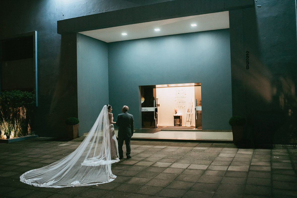 pai e filha no altar, entrada da noiva, casamento.