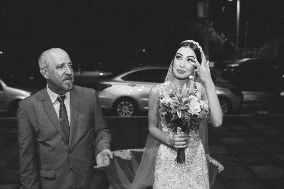 noiva saindo do carro, noiva se emocionando