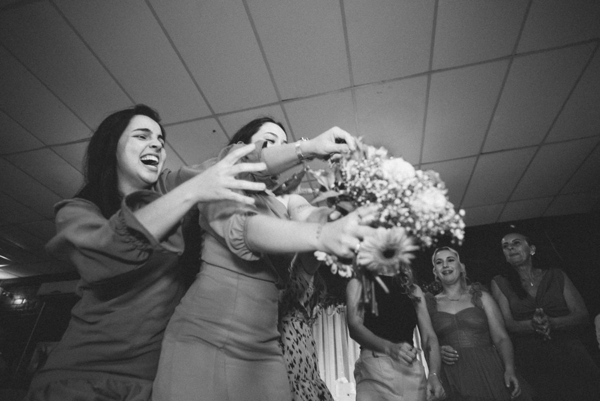 casamento em capão da canoa RS, fotógrafos de casamento, fotos dos noivos , recepção de casamento, noivo joga buquê, buquê de noiva 