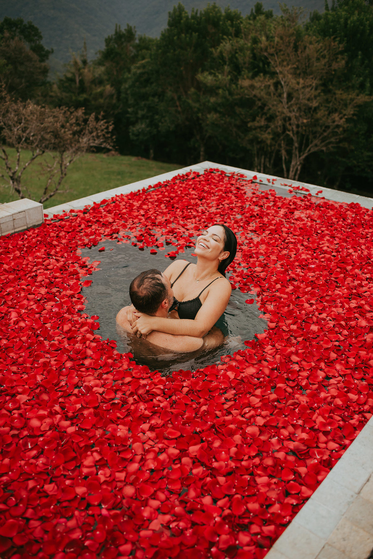 ensaio fotográfico em piscina com borda infinita - chalé 2 morada dos canyons 