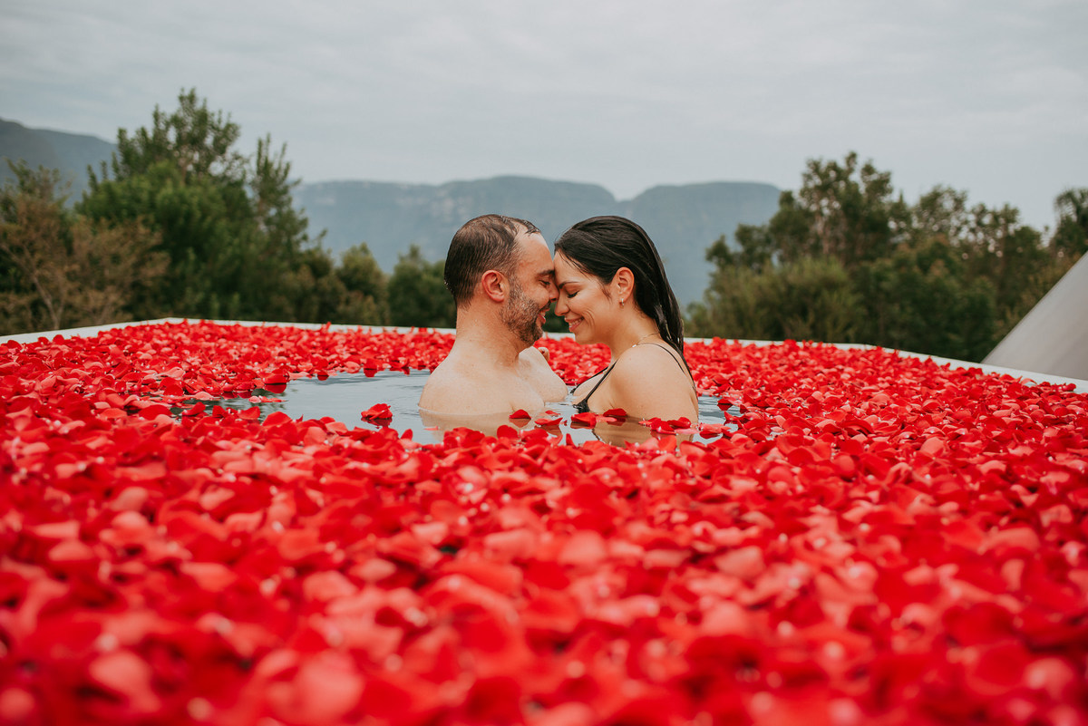 ensaio fotográfico em piscina com borda infinita - chalé 2 morada dos canyons 