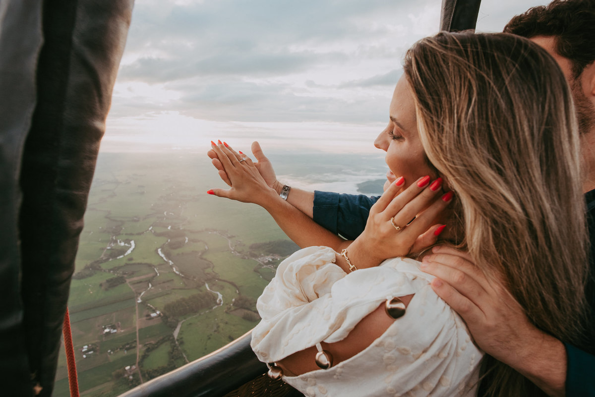 pedido de casamento em passeio de balão , voo de balão, pedido de casamento, praia grande SC, fotógrafos em Praia grande Santa Catarina ,casamento, ensaio casal, anel de noivado